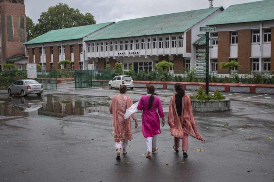 শ্রীনগরে ‘প্রেজ়েন্টেশন কনভেন্স স্কুলে’ পড়াশোনা করেছিলেন প্রিয়দর্শিনী। জঙ্গি অনুপ্রবেশ ঘিরে কাশ্মীরে অশান্তির কারণে পরে পরিবারের সঙ্গে জম্মুতে চলে গিয়েছিলেন তিনি।