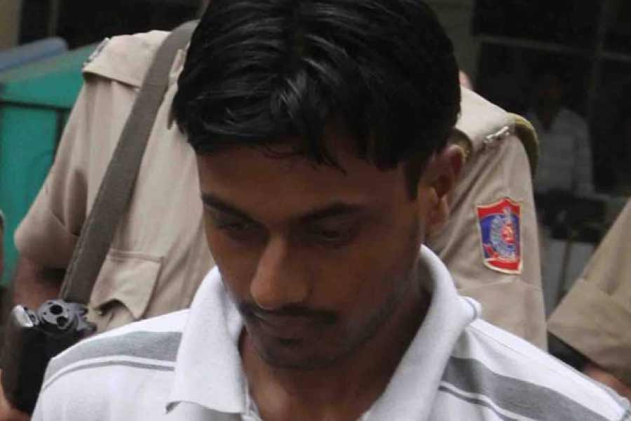 দিল্লি বিশ্ববিদ্যালয়ে আইন পড়তে গিয়ে ভয়ঙ্কর অভিজ্ঞতার মুখোমুখি হতে হয় প্রিয়দর্শিনীকে। তাঁর প্রেমে আচ্ছন্ন হন তাঁরই বিশ্ববিদ্যালয়ের সিনিয়র সন্তোষকুমার সিংহ।