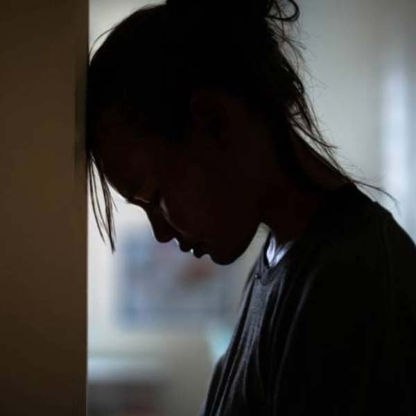 প্রিয়দর্শিনীকে সেই সময় কুপ্রস্তাব দেওয়ার অভিযোগ উঠেছিল সন্তোষের বিরুদ্ধে। এমনকি, একটা সময় প্রায়শই প্রিয়দর্শিনীর পিছু নিতেন বলেও অভিযোগ উঠেছিল।