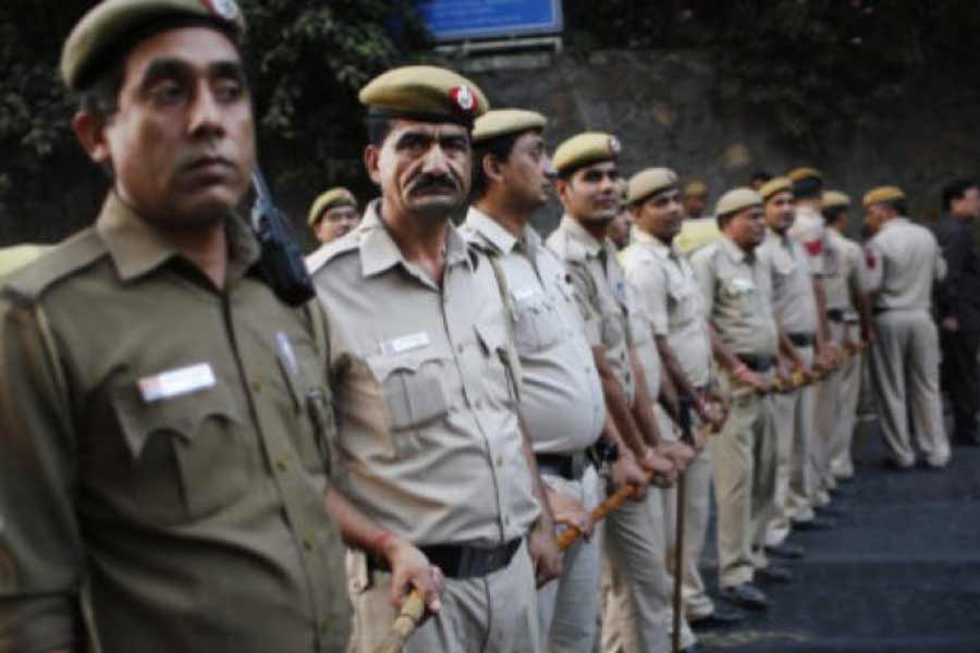 সন্তোষের পরিবার ছিল প্রভাবশালী। সেই সময় তাঁর বাবা ছিলেন পুদুচেরীর আইজি জে পি সিংহ। ফলে প্রিয়দর্শিনীর অভিযোগ ঘিরে পুলিশ মহলে শোরগোল পড়ে গিয়েছিল।