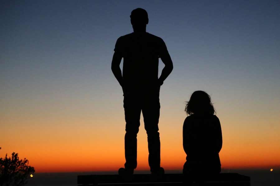 অভিযোগ পাওয়ার পর প্রিয়দর্শিনীকে সেই সময় ব্যক্তিগত নিরাপত্তারক্ষী দেওয়া হয়েছিল। কিন্তু বাবা পুলিশের উচ্চপদস্থ কর্তা হওয়ায় প্রিয়দর্শিনীর অভিযোগে কোনও ভ্রুক্ষেপ ছিল না সন্তোষের। তাই থানায় তাঁর নামে অভিযোগ দায়েরের পরও প্রিয়দর্শিনীর পিছু ছাড়েননি ওই যুবক।