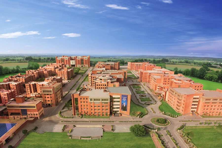 প্রিয়দর্শিনীর অভিযোগের বদলা নিতে বিশ্ববিদ্যালয়ে তাঁর বিরুদ্ধে অভিযোগ জানান সন্তোষ। এক সঙ্গে ২টি ডিগ্রি নিয়ে পড়াশোনা করছেন প্রিয়দর্শিনী— এমনই অভিযোগ করেছিলেন সন্তোষ।