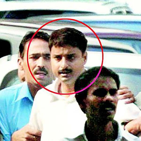 সে বছরের ২৩ জানুয়ারি সকালে বসন্তকুঞ্জে প্রিয়দর্শিনীর বাড়িতে গিয়েছিলেন সন্তোষ। এমনই দাবি করেছিলেন প্রিয়দর্শিনীর আত্মীয়ের পরিবারের পরিচারক। সন্তোষের বিরুদ্ধে যে অভিযোগ করেছিলেন প্রিয়দর্শিনী, তার রফা করতেই সেখানে তিনি গিয়েছিলেন বলে দাবি করা হয়।