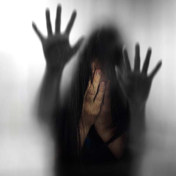 সে দিনই প্রিয়দর্শিনীকে সন্তোষ খুন করেন বলে অভিযোগ উঠেছিল। প্রথমে প্রিয়দর্শিনীকে ধর্ষণ করা হয়। তার পর বিদ্যুতের তার দিয়ে তাঁকে শ্বাসরোধ করে খুন করা হয়। এখানেই থামেননি খুনি। প্রিয়দর্শিনীর মৃত্যুর পর তাঁর মুখে বাইকের হেলমেট দিয়ে ১৪ বার আঘাত করেন সন্তোষ। সেই সময় প্রিয়দর্শিনীর বয়স ছিল ২৫।