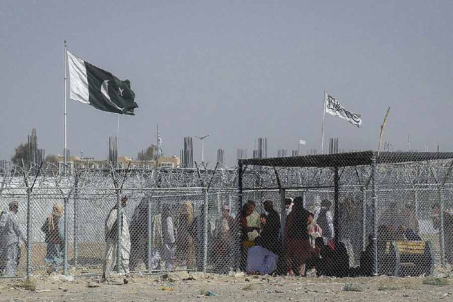 আমেরিকার মাটিতে আল কায়দার টুইন টাওয়ার ধ্বংসের পর আফগানিস্তানে তখন চলছে আমেরিকার সামরিক অভিযান। মূল আফগান ভূখণ্ড ছেড়ে বহু তালিবান যোদ্ধা তখন আশ্রয় নিয়েছেন পাক-আফগান সীমান্তের খাইবার-পাখতুনখাওয়া এলাকায়। আশ্রয় নিয়েছিলেন অজস্র উজবেক এবং চেচেন জঙ্গিও। তাঁদের সাহায্য নিয়ে পাক-আফগানিস্তান সীমান্তের একাধিক গোষ্ঠীকে একত্রিত করে টিটিপি গড়ে তোলেন মেহসুদ। ওয়াজিরিস্তান হয়ে ওঠে টিটিপির ঘাঁটি। অনেকে ওই এলাকাকে আখ্যা দিয়েছেন ‘যোদ্ধাদের প্রজননক্ষেত্র’ নামে।