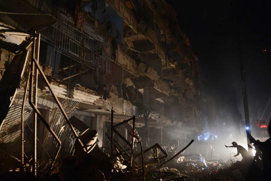 ২০১৩ সালের সেপ্টেম্বর মাসে পেশোয়ারের ‘অল সেন্ট চার্চে’ আত্মঘাতী হামলা চালিয়ে ১২০ জনকে হত্যা করে টিটিপি। ওই বছরের নভেম্বরেই কয়েকটি সূত্র মারফত জানা যায়, আমেরিকার ড্রোন হামলায় নিহত হয়েছেন টিটিপি প্রধান হাকিমুল্লা। কিন্তু সেই খবর ‘গুজব’ বলে উড়িয়ে জঙ্গি সংগঠনটি। তবে আশ্চর্যের বিষয়, তার পর থেকে আর প্রকাশ্যে আসেননি হাকিমুল্লা। টিটিপির অবশ্য এখনও দাবি করে যাচ্ছে, হাকিমুল্লা জীবিতই রয়েছেন।