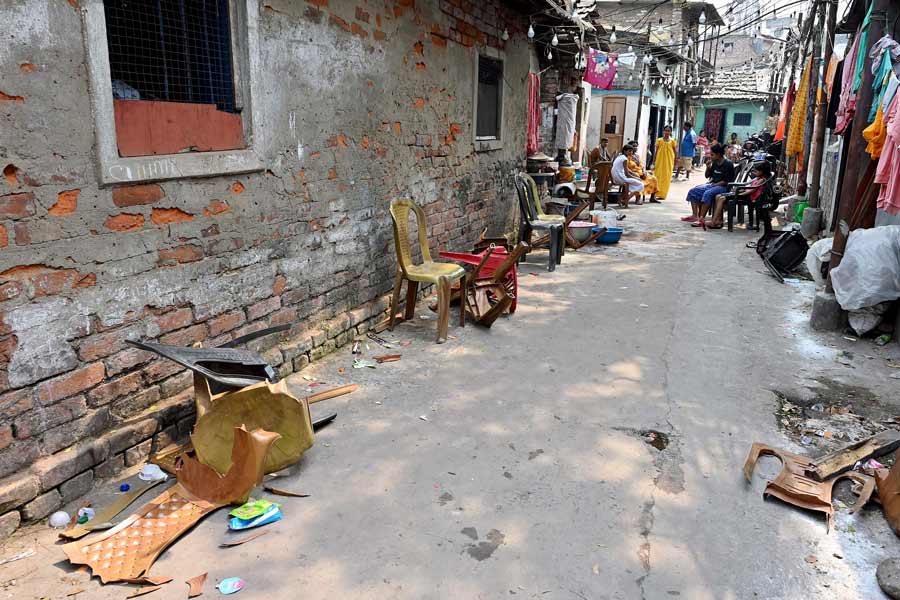 An image of clashes and vandalism in Beleghata for performing a  Pujo