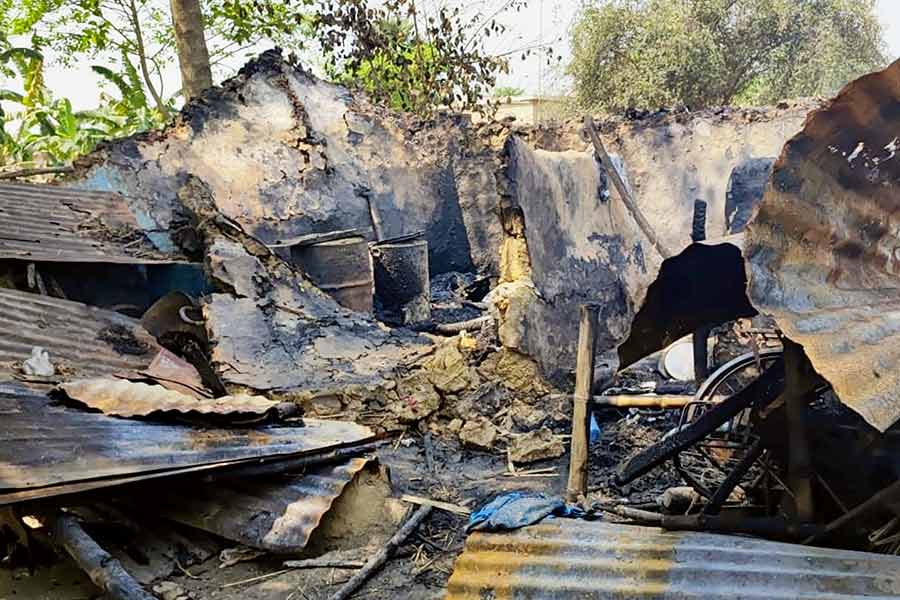 পাড়ুইয়ের রাধাকৃষ্ণপুর গ্রামে পুড়ে যাওয়া বাড়ি। বুধবার। নিজস্ব চিত্র