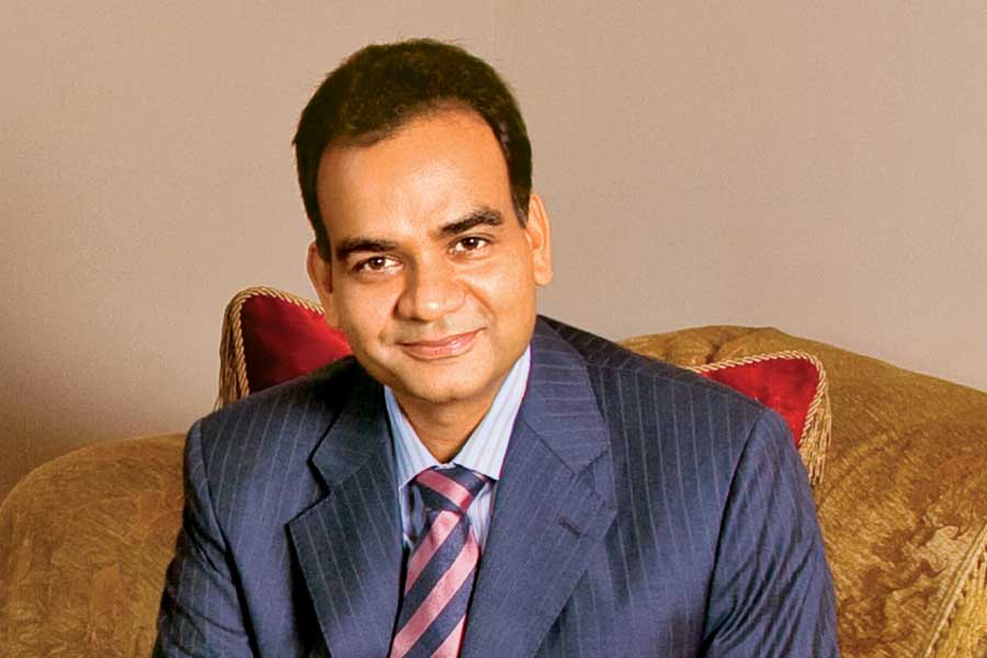 এর আগে দেশের সবচেয়ে দামি ফ্ল্যাটের মালিক হওয়ার কৃতিত্ব ছিল ওয়েলস্পুন গোষ্ঠীর বিকে গোয়েঙ্কার। গত মাসে, মুম্বইয়ে ২৩০ কোটি টাকায় একটি ফ্ল্যাট কিনেছিলেন তিনি। কিন্তু নীরজের কেনা ফ্ল্যাটের দাম গোয়েঙ্কার কেনা ফ্ল্যাটের দামকেও ছাপিয়ে গিয়েছে।