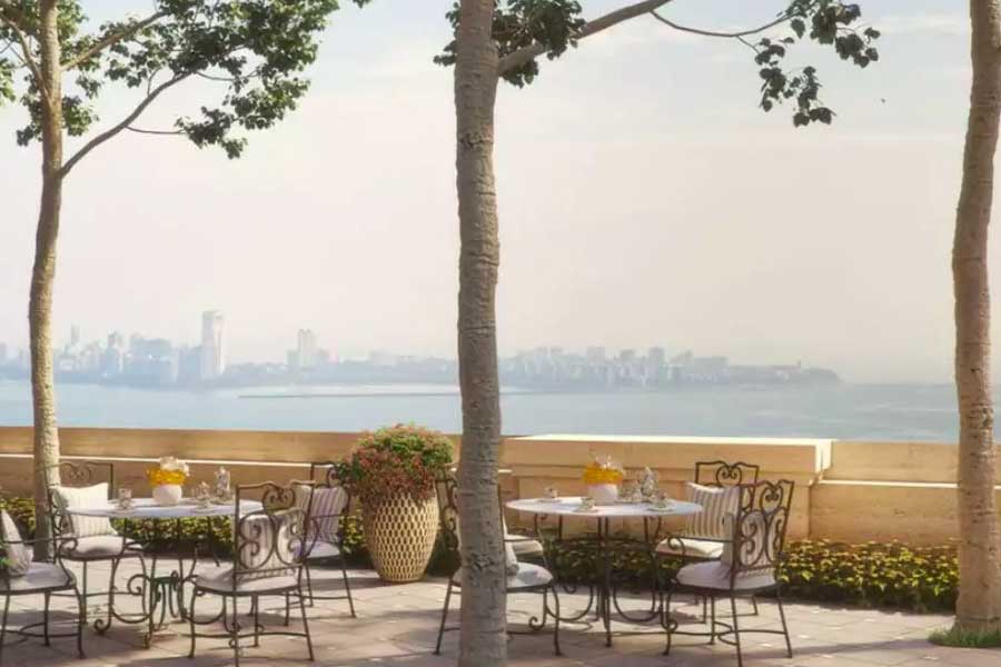 নীরজের ফ্ল্যাটটি দক্ষিণ মুম্বইয়ের ওয়াকেশ্বর এলাকায় সমুদ্রের ধারে একটি নির্মীয়মান বহুতলের তিন তলা জুড়ে বিস্তৃত। আনুমানিক আয়তন ১৮ হাজার বর্গফুট। 