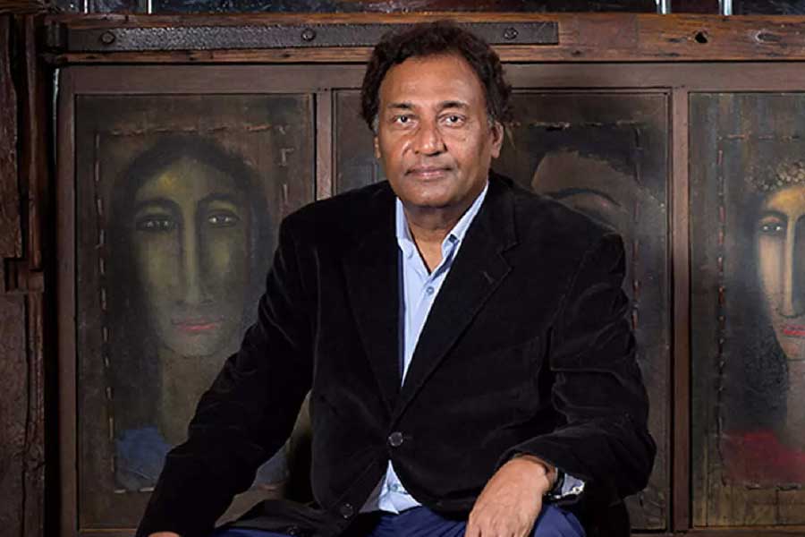 নীরজের কর্মজীবন ৩৫ বছরেরও বেশি সময়ের। জন্ম ১৯৫৪ সালের ১০ অক্টোবর। প্রথমে মুম্বইয়ের একটি ক্যাথেড্রাল স্কুলে এবং পরে জন কনন স্কুল থেকে তিনি যথাক্রমে প্রাথমিক এবং উচ্চ শিক্ষা গ্রহণ করেন।