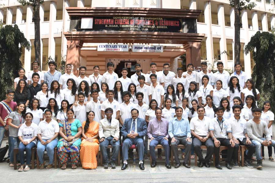 স্কুলের গণ্ডী পেরিয়ে মুম্বইয়ের সিডেনহাম কলেজ অফ কমার্স অ্যান্ড ইকোনমিক্স থেকে বাণিজ্যে স্নাতক হন নীরজ। পরে আমেরিকার হার্ভার্ড বিজনেস স্কুল থেকে বিজ়নেস অ্যাডমিনিস্ট্রেশন নিয়ে স্নাতকোত্তর ডিগ্রি অর্জন করেন।