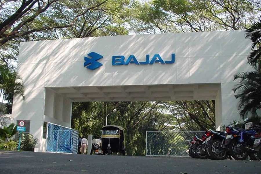 নীরজ ২০০৬ সালের ৯ সেপ্টেম্বর বজাজ অটো লিমিটেডে যোগ দেন। তিনি গোষ্ঠীর অন্যতম ডিরেক্টর।