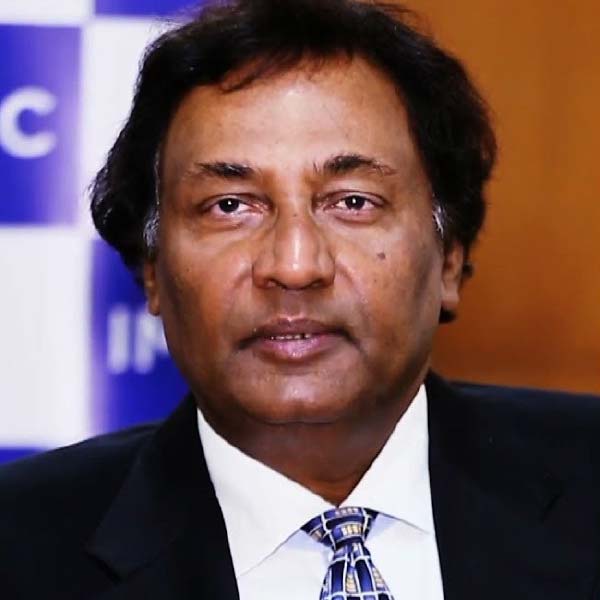 ১৯৭০ থেকে টানা ৭ বছর জাতীয় স্তরে টেবিল টেনিস খেলেছেন নীরজ। যার মধ্যে শেষ চার বছর তিনি অধিনায়ক হিসাবে দায়িত্ব পালন করেছিলেন। 