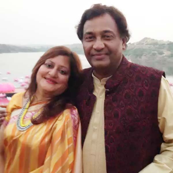 নীরজের স্ত্রীর নাম মিনাল বজাজ। দম্পতির দুই সন্তান রয়েছে। কন্যা কৃতি বজাজ এবং পুত্র নীরব বজাজ। নীরজের দুই সন্তানও তাঁকে ব্যবসায়িক ক্ষেত্রে সাহায্য করে।