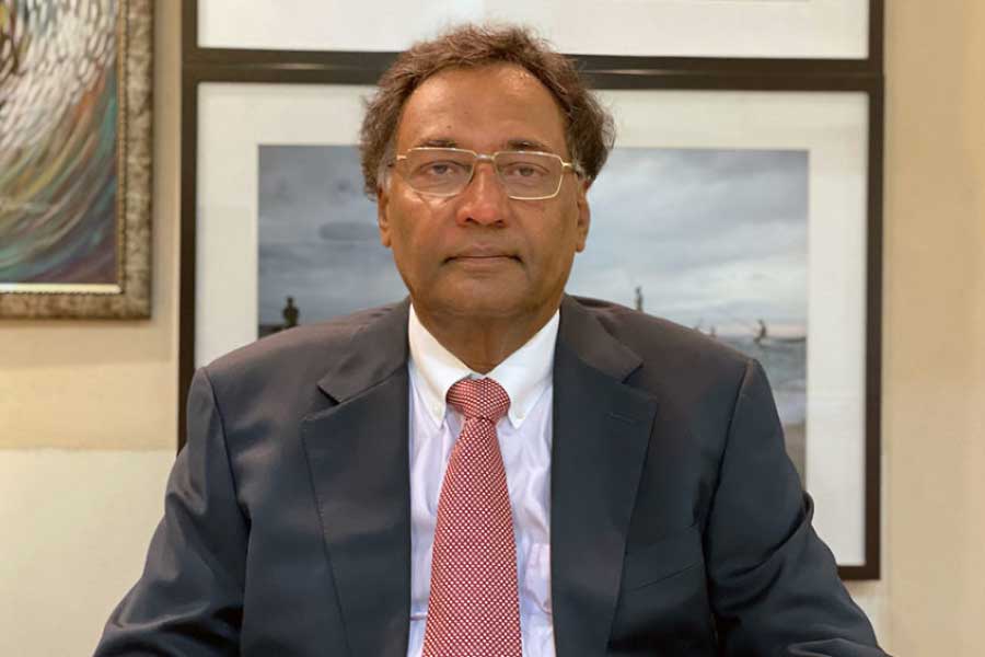 ফোর্বস পত্রিকা অনুযায়ী, তিন ভাই এবং তাঁদের পরিবারের অন্য সদস্যদের সম্মিলিত সম্পদের পরিমাণ ৬৫ হাজার কোটি টাকা। যার মধ্যে নীরজের একার সম্পত্তির পরিমাণ প্রায় ১১ হাজার কোটি টাকা।