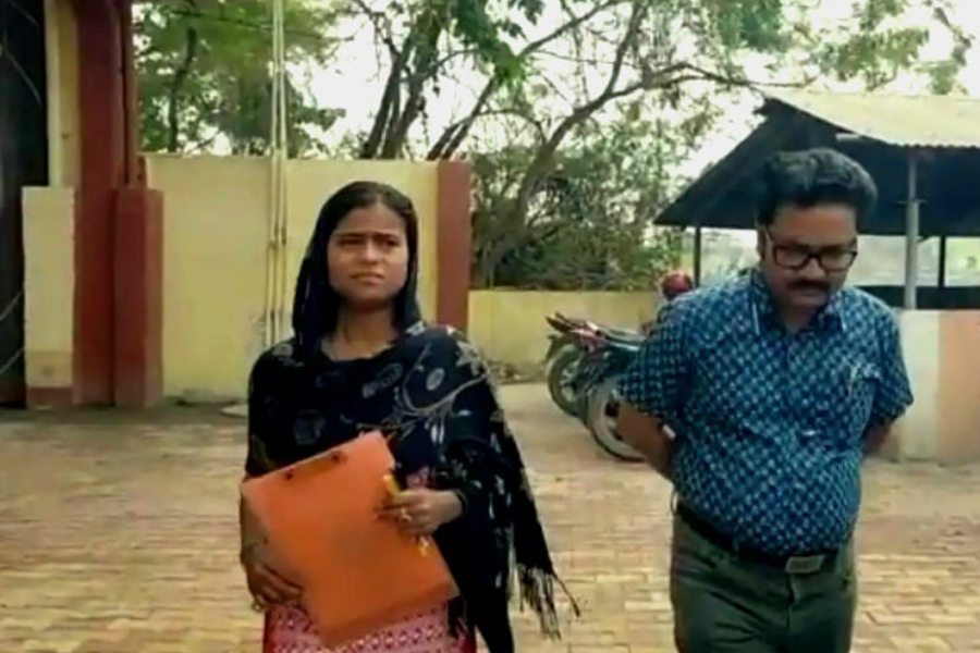 Husband hide wife’s higher secondary admit in Farakka, police helps to seat in the examination