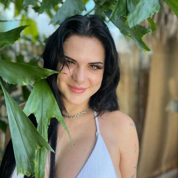 সম্প্রতি টিকটকে নিজের একটি ভিডিয়ো পোস্ট করে হোপ নিজের ‘সিঙ্গল’ থাকার কারণ জানান। হোপের দাবি, তিনি এত সুন্দরী, এতটাই লাস্যময়ী যে ছেলেরা তাঁকে প্রেম নিবেদন করতে ভয় পান।