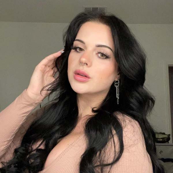 হোপ বলেন, ‘‘সুন্দরী হওয়ার জন্য যে প্রেমিক জোটে না, তা নিয়ে কেউই আলোচনা করেন না। কিন্তু আমি সুন্দরী হওয়ার জন্য নিজেকেই দোষ দিই।’’ ভিডিয়োটি পোস্ট করার পর তা সমাজমাধ্যমে দ্রুত ছড়িয়ে পড়ে। 