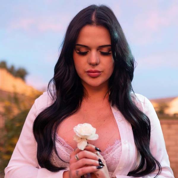 হোপ তাঁর ভিডিয়োটি পোস্ট করার কিছু ক্ষণের মধ্যেই ৩৭ লক্ষ সমাজমাধ্যম ব্যবহারকারী সেটি দেখে ফেলেন। এখনও পর্যন্ত ৪ লক্ষেরও বেশি মানুষ তাঁর ভিডিয়োতে মন্তব্যও করে ফেলেছেন। তাঁদের অধিকাংশই সমর্থন করেছেন হোপকে।