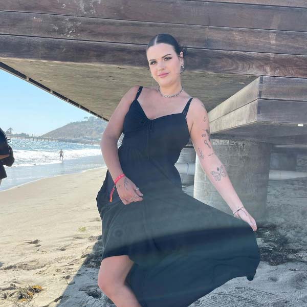 মিথ্যা কথা বলে সকলের দৃষ্টি আকর্ষণ করে নিজের প্রোফাইলের ‘রিচ’ বাড়াতে চাইছেন হোপ। কিন্তু ভিডিয়োটি পোস্ট করার কয়েক দিন পর হোপ মুখ খোলেন। তাঁর দাবি, তিনি একাই সুন্দরী এবং সিঙ্গল, এ কথা মিথ্যা। হোপ জানান, মহিলাদের বেশির ভাগ সময় এমনটাই বলতে শুনেছেন তিনি।