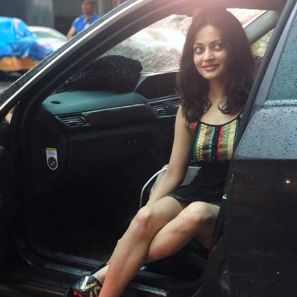 স্নেহাকে এক ঝলক দেখলে মনে হয় যে, তিনি যেন ঐশ্বর্যা রাই বচ্চনের যমজ বোন। মুখের আদল হুবহু ঐশ্বর্যার মতোই। বলিপাড়ার অনেকে বলাবলি করতে শুরু করেছিলেন যে, স্নেহাকে নিজের প্রাক্তন প্রেমিকার মতো দেখতে বলেই সলমন তাঁর সঙ্গে কাজ করেছেন।