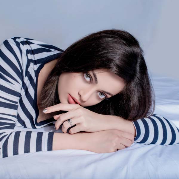 ১৯৮৭ সালের ১৮ ডিসেম্বর ওমানে জন্ম স্নেহার। ওমানে স্কুলে ভর্তিও হয়েছিলেন তিনি। কিন্তু শৈশবের কিছু দিন ওমানে কাটানোর পর ভারতে চলে আসেন তিনি।