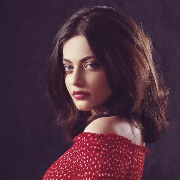 স্নেহার সঙ্গে অর্পিতার আলাপ বাড়তে থাকায় তাঁদের মধ্যে ফোন নম্বরও আদানপ্রদান হয়। দু’জনে একসঙ্গে বাইরে দেখাও করতেন। কলেজে পড়ার সময় স্নেহার জীবনে কঠিন সময় এসে পড়ে। স্নেহার মায়ের ক্যানসার ধরা পড়ে। মাকে নিয়ে ব্যস্ত থাকতেন স্নেহা। দিনের বেশির ভাগ সময় হাসপাতালে কাটাতেন তিনি।