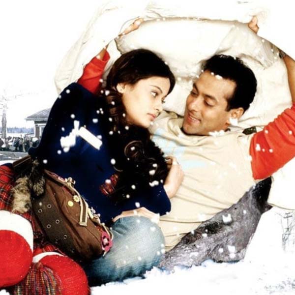 বোনের কথা রাখতে সলমন তাঁর পরবর্তী ছবিতে অভিনয়ের প্রস্তাব দেন স্নেহাকে। বড় পর্দায় অভিষেক হবে সলমনের হাত ধরে! এ যেন বিশ্বাস করতে পারছিলেন না স্নেহা। ছবির শুটিংয়ের জন্য কলেজের পড়াশোনা থেকে সাময়িক বিরতি নেন স্নেহা।