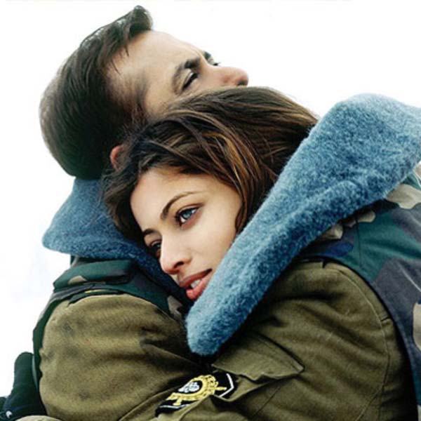 তবে আবার অভিনয় শুরু করার আগে সলমনের কাছে পরামর্শ চেয়েছিলেন স্নেহা। সলমন তাঁকে জানান, প্রথম ছবি ফ্লপ হওয়ার পরেও স্নেহা যখন প্রস্তাব পাচ্ছেন তা হলে তিনি অভিনয়জগতের জন্যই তৈরি। সলমন বলেন, ‘‘আগে তুমি ইন্ডাস্ট্রিতে কাজ করতে চাইতে। এখন ইন্ডাস্ট্রি তোমার সঙ্গে কাজ করতে চাইছে।’’