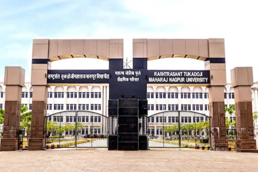 আইনের পাঠ নেন নাগপুর বিশ্ববিদ্যালয়ের ইউনিভার্সিটি কলেজ অফ ল থেকে। এরপর আইনের উচ্চতর পাঠ নেন লন্ডন বিশ্ববিদ্যালয়ের কিংস কলেজ থেকে।