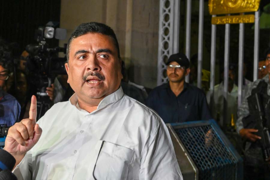 তবে বিচারপতি মান্থা নতুন করে বিতর্কের কেন্দ্রে আসেন রাজনৈতিক কারণেই। রাজ্যের বিরোধী দলনেতা তথা বিজেপি বিধায়ক শুভেন্দু অধিকারীর বিরুদ্ধে হওয়া অন্তত ২৬টি মামলায় স্থগিতাদেশ দেন বিচারপতি মান্থা। একটি নির্দেশে জানান, শুভেন্দুর বিরুদ্ধে নতুন কোনও এফআইআর দায়ের করা যাবে না।