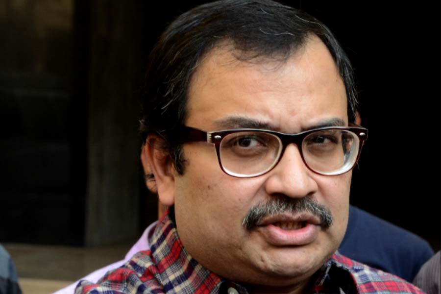 আসানসোলে একটি কম্বল বিতরণ অনুষ্ঠানে পদপিষ্ট হওয়ার ঘটনায় তৃণমূল শুধু ঘটনাস্থলে উপস্থিত শুভেন্দুকেই আক্রমণ করেনি, বিচারপতি মান্থাকেও আক্রমণ করে। দলের মুখপাত্র কুণাল ঘোষ দাবি করেন, দুর্ঘটনার জন্য শুভেন্দুর পাশাপাশি বিচারপতি মান্থাও দায়ী। 