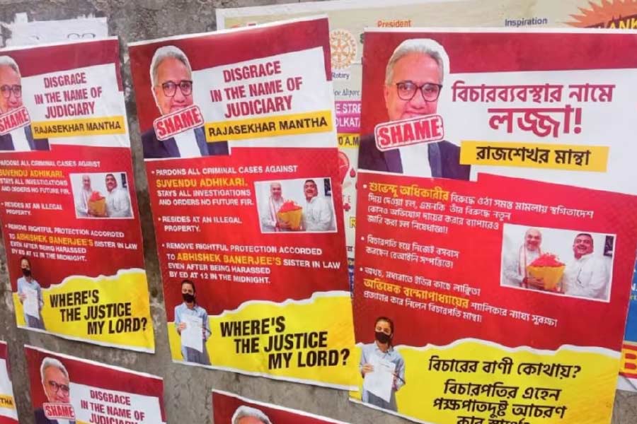 বিচার প্রক্রিয়ায় বাধা দেওয়ায় আইনজীবীদের একাংশের বিরুদ্ধে রুল জারি করেন মান্থা। হাই কোর্ট চত্বর এবং বিচারপতি মান্থার জোধপুর পার্কের বাসভবনের সামনে বেনামি পোস্টার পড়ে।