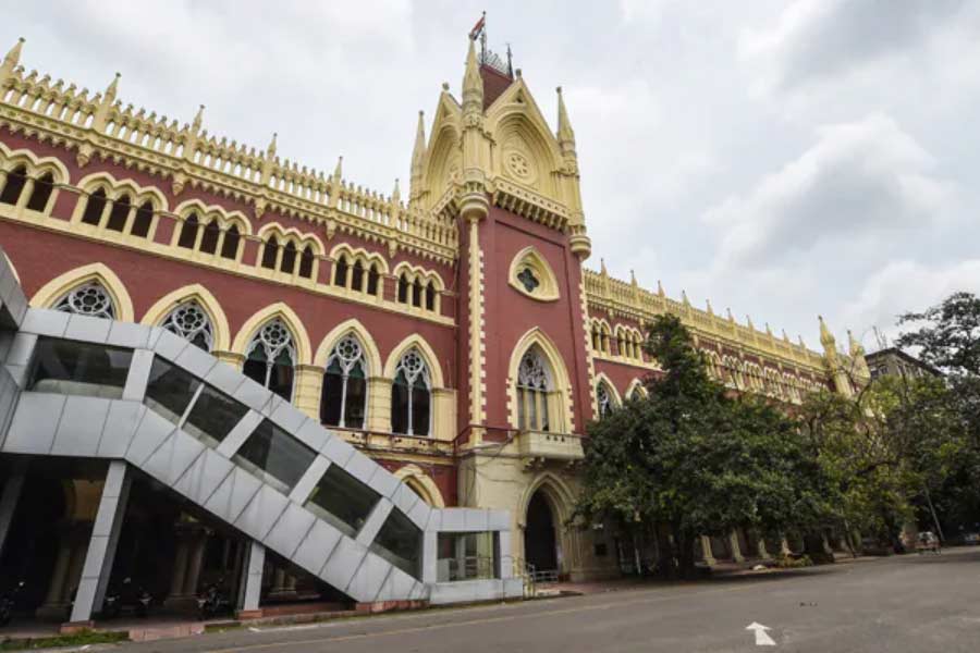 এই পোস্টারে তাঁর বিরুদ্ধে রাজনৈতিক পক্ষপাতের অভিযোগ তোলা হয়। কারা এই পোস্টার দিয়েছিলেন, তা নিয়েও একপ্রস্ত রাজনৈতিক জলঘোলা হয়। বিষয়টি এখন হাই কোর্টের বিচারাধীন।