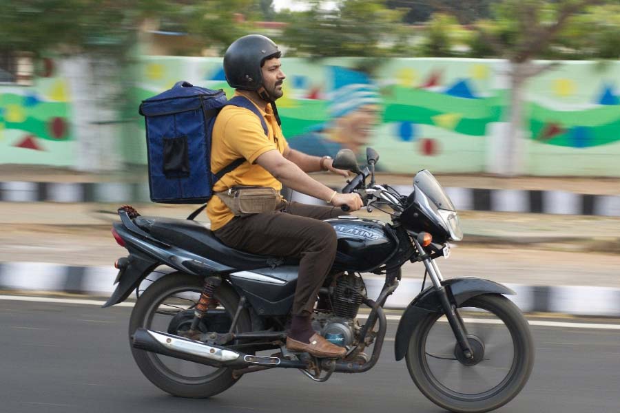 Review of movie Zwigato directed by Nandita Das starring Kapil Sharma and Sahana Goswami