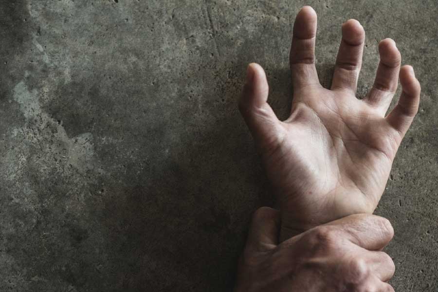 অভিযু্ক্তের ঘরে তল্লাশি চালিয়ে একগুচ্ছ ধর্ষণের ভিডিয়ো উদ্ধার করেছিল পুলিশ। যাঁদের ধর্ষণ করেছেন বলে অভিযোগ, তাঁদের নাম, পরিচয় একটি খাতায় লিখে রাখতেন। অভিযোগ, ওই তরুণীদের মাদক খাইয়ে নির্যাতন করতেন তিনি।