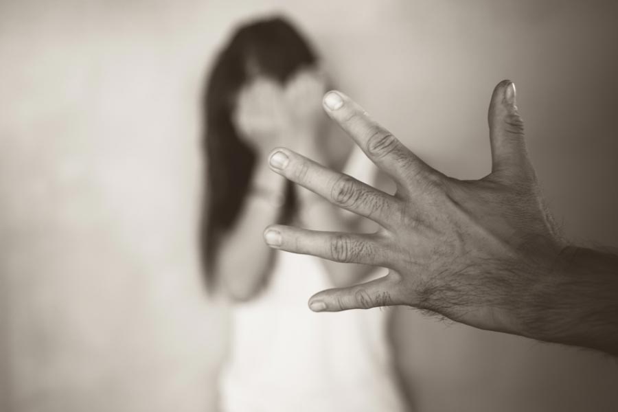 তাঁর সঙ্গে চাকরিপ্রার্থীরা যোগাযোগ করলে এক বিলাসবহুল হোটেলে ডেকে পাঠাতেন। সেই হোটেল ছিল তাঁর বাড়ির খুব কাছে। সেখানে মহিলাদের পানীয়ের প্রস্তাব দিতেন। অভিযোগ, সেই পানীয়তে মেশানো থাকত মাদক।