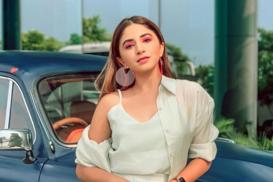 ইনস্টাগ্রামে আশনার অনুরাগীর সংখ্যা ৯ লক্ষ ৬৯ হাজার। নিজের অ্যাকাউন্ট থেকে অন্য কোনও সংস্থার হয়ে প্রচার করার জন্য পোস্ট পিছু ২.৬৫ লক্ষ টাকা করে নেন তিনি। আশনার আনুমানিক মোট সম্পত্তির পরিমাণ ৩৭ কোটি টাকা।