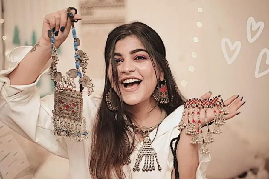 আশনার পাশাপাশি ইনস্টাগ্রাম প্রভাবী হিসাবে নাম আসে কৃত্তিকা খুরানারও। কৃত্তিকা ইনস্টাতে পরিচিত ‘বোহো গার্ল’ নামে।