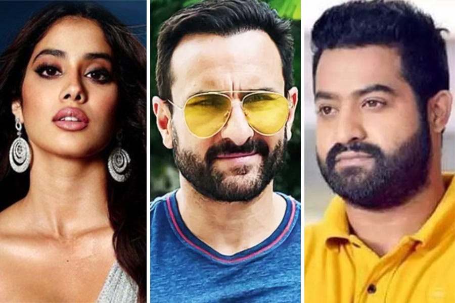 মার্চের ৬ তারিখ জন্মদিনে এই নতুন ছবির খবর লুক-সহ ভাগ করে নিয়েছিলেন জাহ্নবী। সইফও যে আছেন এ ছবিতে, তখনও তা প্রকাশ্যে আসেনি।