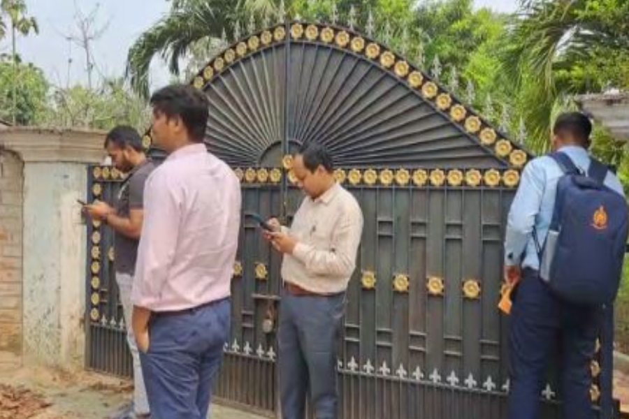 Enforcement Directorate officials breaks lock in different places of Hooghly in alleged connection with expelled TMC leader Shantanu Banerjee.