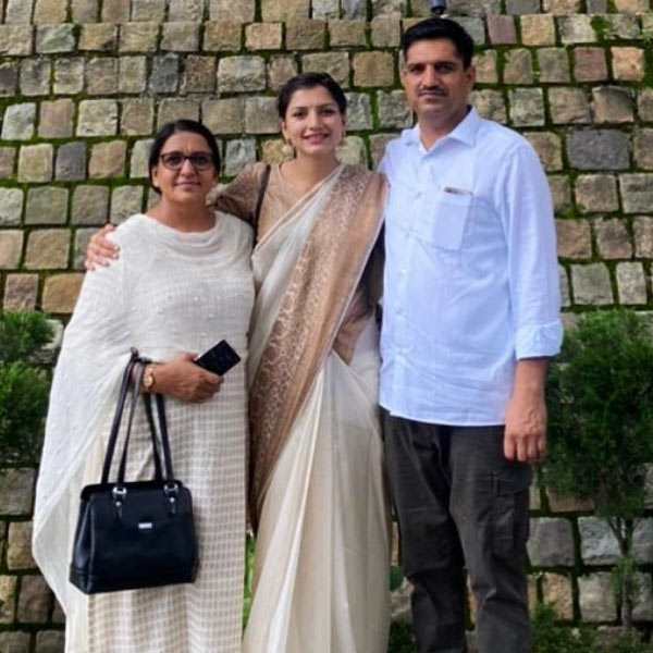 image of IAS Pari Bishnoi with her family
