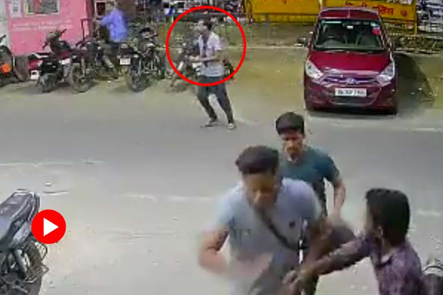 Man slashed throat and runs with knife and pistol in Delhi road.