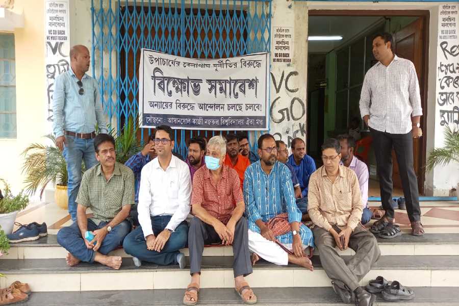 Image of agitating teachers of Kazi Nazrul University