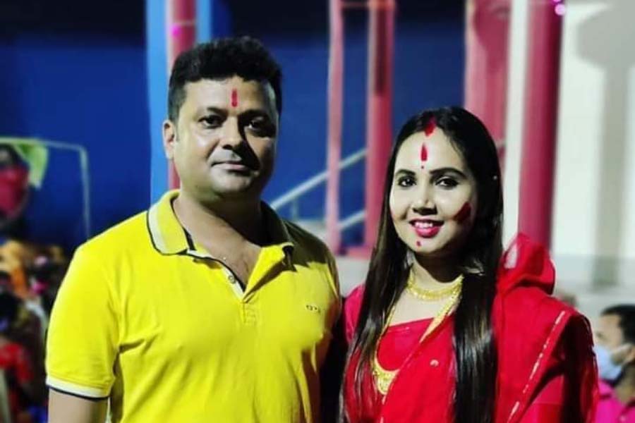 image of shantanu banerjee and priyanka banerjee