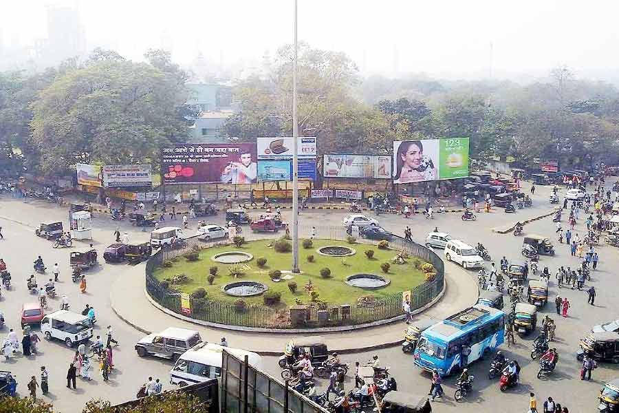 সবার প্রথমেই আসে ঝাড়খণ্ডের জামশেদপুরের কথা। ভারতের অন্যতম শিল্পপতি জমশেদজী নুসেরওয়ানজী টাটার নামানুসারে এই শহরের নামকরণ হয়। টাটা গ্রুপের প্রতিষ্ঠাতা জমশেদজীকে শ্রদ্ধা জানাতে ১৯১৯ সালে এই শহরের প্রতিষ্ঠা করা হয়।