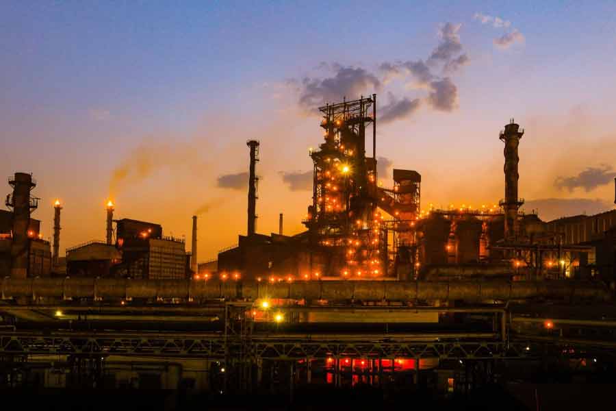 আসলে টাটা গ্রুপের আয়রন এবং স্টিল উৎপাদনকারী কারখানা ছিল ঝাড়খণ্ডের সাকচি গ্রামে। সেই কারখানার কর্মীরা গ্রামেই নিজের বসতি গড়ে তোলে। ফলে ধীরে ধীরে এলাকাটি ঘন জনবসতিপূর্ণ হয়ে ওঠে। গ্রাম পরিণত হয় শহরে। ১৯১৯ সালে ওই শহরের নাম জামশেদপুর রাখা হয়।