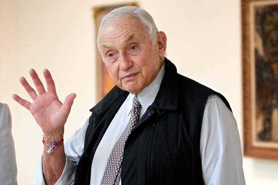 ‘ভিক্টোরিয়াজ় সিক্রেট’ ব্র্যান্ডের নাম সকলের জানা। এই ব্র্যান্ডের সাফল্যের নেপথ্যে যিনি রয়েছেন তিনি ৮৫ বছর বয়সি লেসলি হারবার্ট ওয়েক্সনার। আমেরিকার এই শিল্পপতি নিজের থাকার জন্য, নিজের ব্যবসা প্রসারের জন্য একটি ফাঁকা জমির খোঁজে ছিলেন।