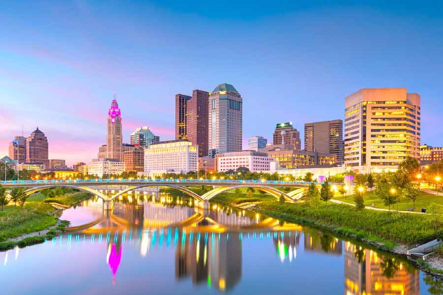 ১৯৮০ সাল নাগাদ ওহায়োর নিউ অ্যালবানি এলাকায় পৌঁছন লেসলি। সেখানে গিয়ে তাঁর মনের মতো জায়গা খুঁজে পেয়ে যান তিনি। প্রথমে ৩০ একর জমি কিনলেও ধীরে ধীরে ১০ হাজার একর জমি কিনে ফেলেন লেসলি।